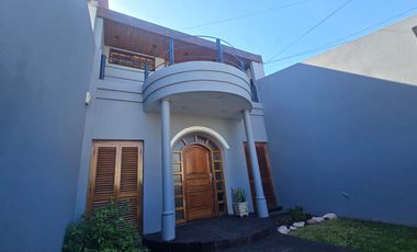 Excelente Casa 4 amb, Jardin,quincho, coch, Lanús.