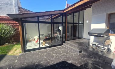 Excelente Casa 4 amb, Jardin,quincho, coch, Lanús.