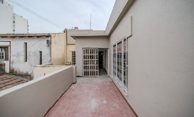 ALQUILER - PH 3 AMB. AMPLIO - CASEROS CENTRO