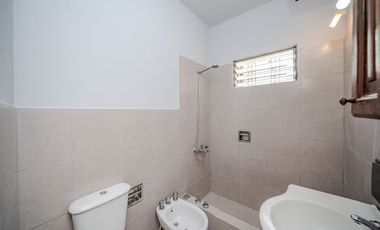 ALQUILER - PH 3 AMB. AMPLIO - CASEROS CENTRO