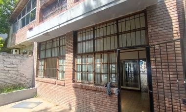 ALQUILER LOCAL EN MARTIN CORONADO CON `PATIO