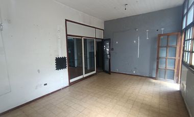 ALQUILER LOCAL EN MARTIN CORONADO CON `PATIO