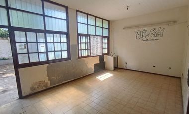 ALQUILER LOCAL EN MARTIN CORONADO CON `PATIO