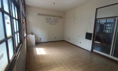 ALQUILER LOCAL EN MARTIN CORONADO CON `PATIO