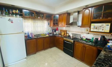 PH TIPO CHALET AL FRENTE CON COCHERA Y TERRAZA