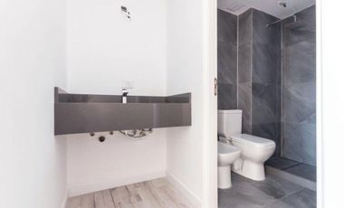 PISO DE CATEGORÍA 4 AMBIENTES CON COCHERA EN LANÚS