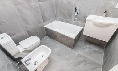 PISO DE CATEGORÍA 4 AMBIENTES CON COCHERA EN LANÚS