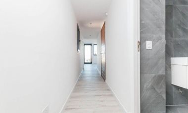 PISO DE CATEGORÍA 4 AMBIENTES CON COCHERA EN LANÚS