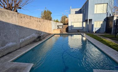 CASA EN VENTA EN PEHUAJO CON QUINCHO Y PILETA