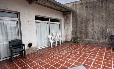 CASA EN VENTA EN PEHUAJO CON QUINCHO Y PILETA