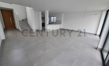 Venta de Casa de Estreno Urb. Costa Azul, Samborondon