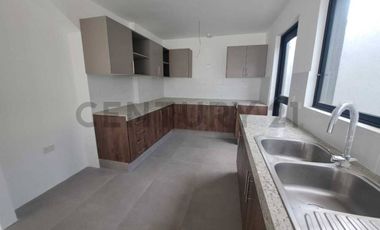 Venta de Casa de Estreno Urb. Costa Azul, Samborondon