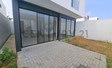 Venta de Casa de Estreno Urb. Costa Azul, Samborondon