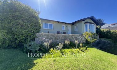 Casa sólida con vista parcial al mar en Santo Domingo Tradicional