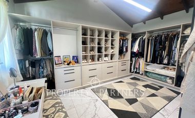 Casa sólida con vista parcial al mar en Santo Domingo Tradicional