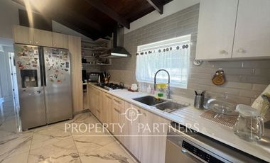 Casa sólida con vista parcial al mar en Santo Domingo Tradicional