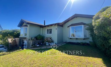 Casa sólida con vista parcial al mar en Santo Domingo Tradicional