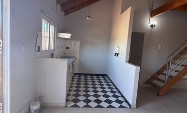 Departamento de 2 amb y 1/2 con patio por escalera en Banfield Oeste