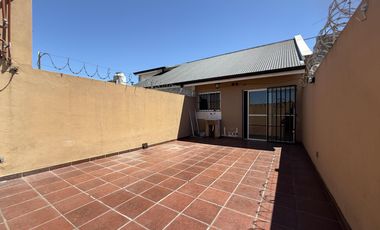 Departamento de 2 amb y 1/2 con patio por escalera en Banfield Oeste