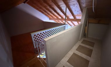 Departamento de 2 amb y 1/2 con patio por escalera en Banfield Oeste