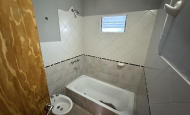 Departamento de 2 amb y 1/2 con patio por escalera en Banfield Oeste