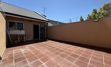 Departamento de 2 amb y 1/2 con patio por escalera en Banfield Oeste