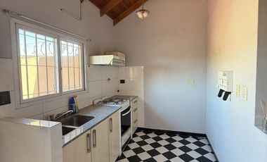 Departamento de 2 amb y 1/2 con patio por escalera en Banfield Oeste