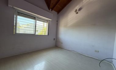 Departamento de 2 amb y 1/2 con patio por escalera en Banfield Oeste