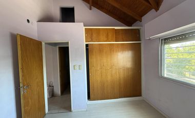 Departamento de 2 amb y 1/2 con patio por escalera en Banfield Oeste