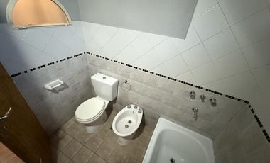 Departamento de 2 amb y 1/2 con patio por escalera en Banfield Oeste