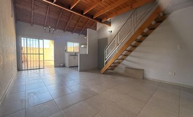 Departamento de 2 amb y 1/2 con patio por escalera en Banfield Oeste