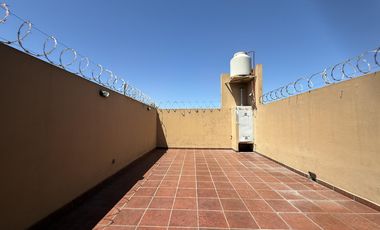 Departamento de 2 amb y 1/2 con patio por escalera en Banfield Oeste