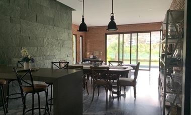 Venta  moderna casa amueblada Bosque Real 4 recamaras  sobre campo de golf
