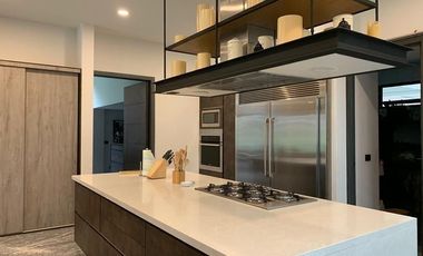 Venta  moderna casa amueblada Bosque Real 4 recamaras  sobre campo de golf