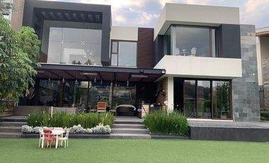 Venta  moderna casa amueblada Bosque Real 4 recamaras  sobre campo de golf