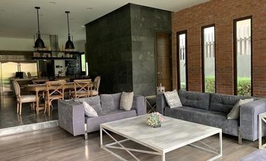 Venta  moderna casa amueblada Bosque Real 4 recamaras  sobre campo de golf