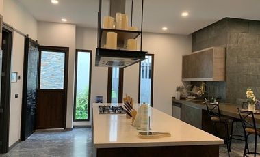 Venta  moderna casa amueblada Bosque Real 4 recamaras  sobre campo de golf