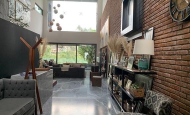 Venta  moderna casa amueblada Bosque Real 4 recamaras  sobre campo de golf