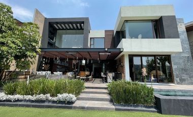 Venta  moderna casa amueblada Bosque Real 4 recamaras  sobre campo de golf