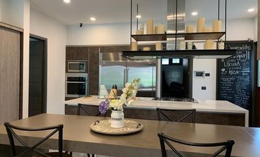 Venta  moderna casa amueblada Bosque Real 4 recamaras  sobre campo de golf