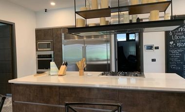 Venta  moderna casa amueblada Bosque Real 4 recamaras  sobre campo de golf