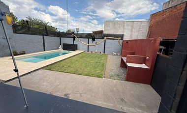 Casa en Venta en Burzaco – 2 Plantas con Piscina, Local y Potencial de 2 Departamentos
