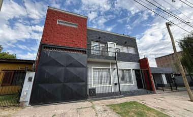 Casa en Venta en Burzaco – 2 Plantas con Piscina, Local y Potencial de 2 Departamentos