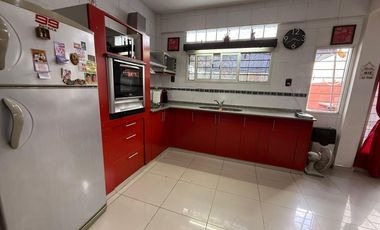 Casa en Venta en Burzaco – 2 Plantas con Piscina, Local y Potencial de 2 Departamentos