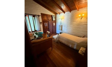 VENTA - Casa 5 amb, patio, cochera + piscina - Zona Pinos de Anchorena