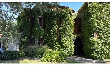 VENTA - Casa 5 amb, patio, cochera + piscina - Zona Pinos de Anchorena