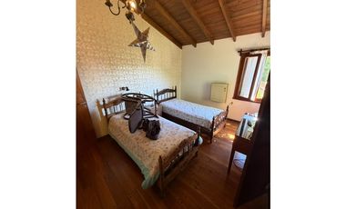 VENTA - Casa 5 amb, patio, cochera + piscina - Zona Pinos de Anchorena