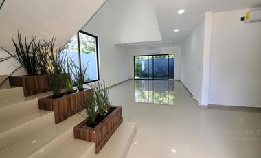 Casa nueva de 5 rec en venta en Granada Encuentro Playa del Carmen P4533