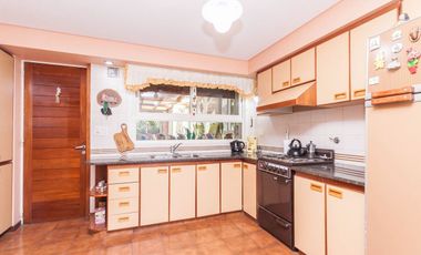 VENTA CASA DE 5 AMBIENTES EN COUNTRY EL PARAISO