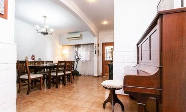 Casa 4 amb con jardín y quincho - Deheza 3700